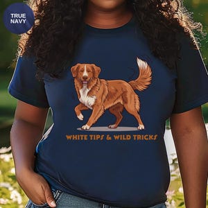 Nova Scotia Duck Tolling Retriever Shirt | White Tips & Wild Tricks Dog Illustration afbeelding 7