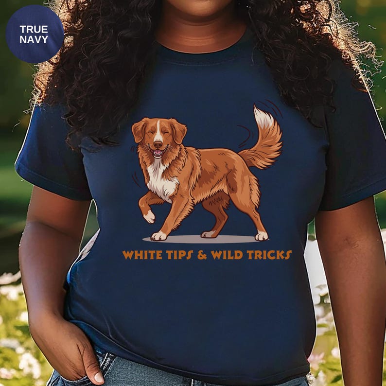 Nova Scotia Duck Tolling Retriever Shirt | White Tips & Wild Tricks Dog Illustration afbeelding 7
