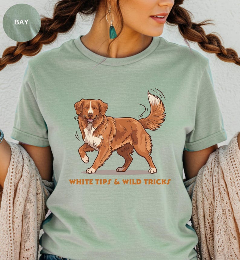 Nova Scotia Duck Tolling Retriever Shirt | White Tips & Wild Tricks Dog Illustration afbeelding 1