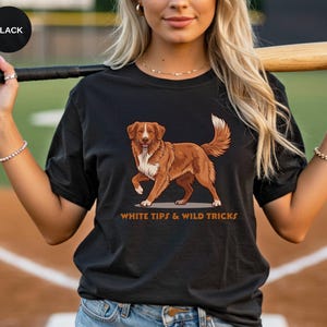 Nova Scotia Duck Tolling Retriever Shirt | White Tips & Wild Tricks Dog Illustration afbeelding 3