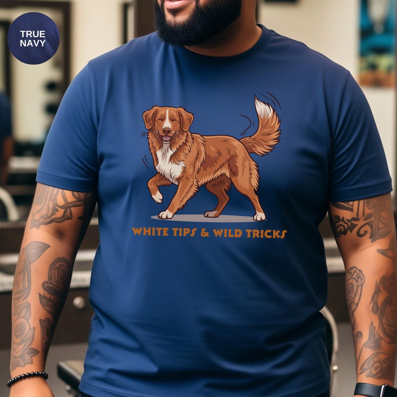 Nova Scotia Duck Tolling Retriever Shirt | White Tips & Wild Tricks Dog Illustration afbeelding 10