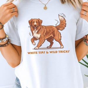 Nova Scotia Duck Tolling Retriever Shirt | White Tips & Wild Tricks Dog Illustration afbeelding 5
