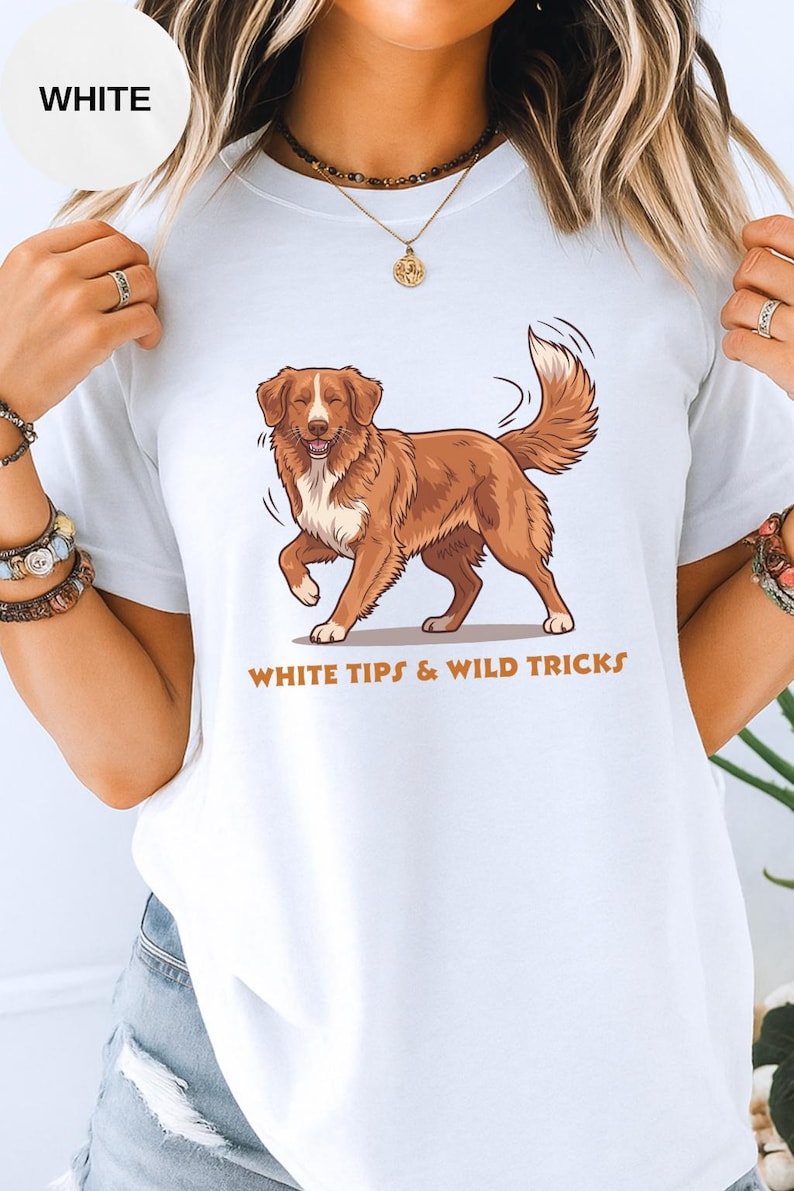 Nova Scotia Duck Tolling Retriever Shirt | White Tips & Wild Tricks Dog Illustration afbeelding 5