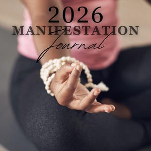 Könnte beinhalten: Ein rosa Oberteil und dunkelgraue Leggings mit dem Text "2026 MANIFESTATION Journal". Eine Hand mit einem Perlenarmband befindet sich in einer Meditationspose. Das Bild hat eine weiche, neutrale Farbpalette.