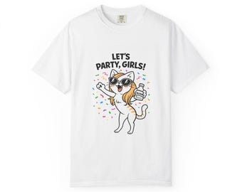 Puede incluir: Camiseta blanca con un gato de dibujos animados con gafas de sol y una botella. El gato tiene pelo rubio y está rodeado de confeti. El texto "LET'S PARTY, GIRLS!" está impreso encima del gato.