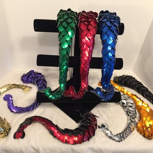 小さな鱗のドラゴンのしっぽ、コスチュームのしっぽ、ドラゴンのコスチューム、カラフル、コスプレ