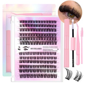 Könnte beinhalten: Ein Set für DIY-Wimpernverlängerungen. Es enthält eine transparente Kunststoffhülle mit Reihen einzelner Wimpernbüschel, rosa Applikatoren, eine Mascarabürste und einen Kamm. Der Text "DIY EYELASHES" ist auf der Hülle zu sehen.