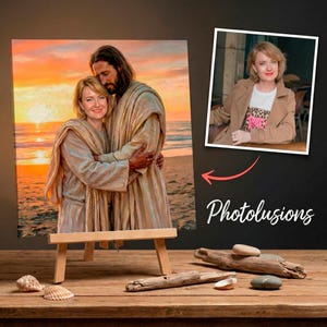 以下が含まれることがあります： 小さな木製イーゼルに飾られたキャンバスプリントは、夕日のビーチで抱き合う2人の肖像画です。 画像の隣には女性の写真があります。 テキスト「Photolusions」は画像の下にあります。