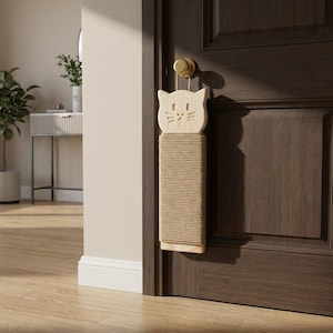 以下が含まれることがあります： 濃い茶色のドアに吊るされた、木製の猫の形をした爪とぎ。 ポストの上部には、切り抜かれた目、鼻、ひげのある猫の顔があります。 爪とぎ面は、しっかりと巻かれた天然繊維ロープで作られています。