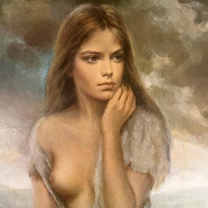 Könnte beinhalten: Ölgemälde einer jungen Person mit langen braunen Haaren, die nachdenklich blickt. Die Figur ist in ein helles Gewand gehüllt, vor einem dramatischen, bewölkten Himmel. Das Kunstwerk vermittelt ein Gefühl der Selbstbeobachtung.