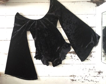 Zwart fluwelen turnpakje playsuit festival rave circus trapeze top met klokmouwen