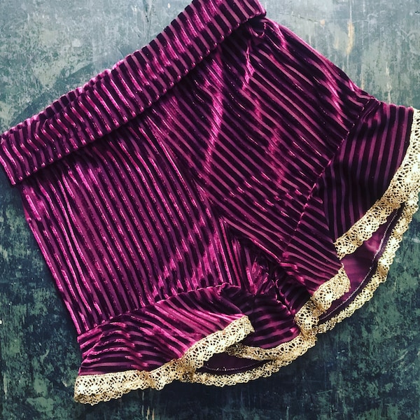Gestreepte fluwelen circusshort met hoge taille