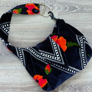 bolso de mano de terciopelo vintage con estampado de amapolas negras