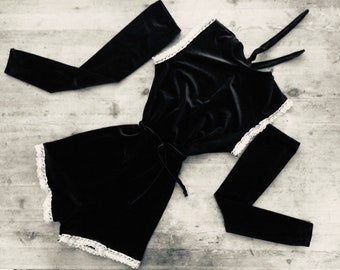 Zwart fluwelen bodysuit met zilverkleurig kant en armstukken