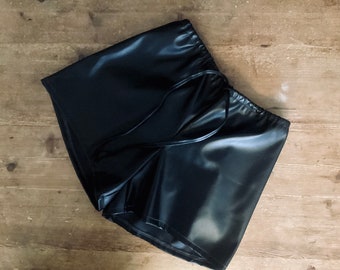 Short en cuir végétalien noir à nouer à la taille