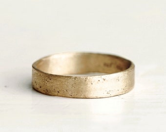 Rustic mens gold wedding band. 18k. Lou