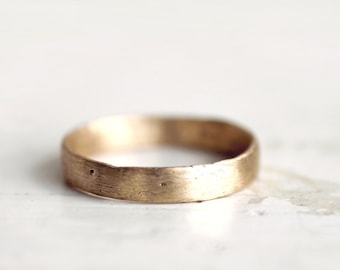 A rustic gold wedding band. 18k. Lulu