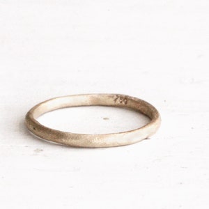 Rustic wedding ring. 18k gold. Sophie.