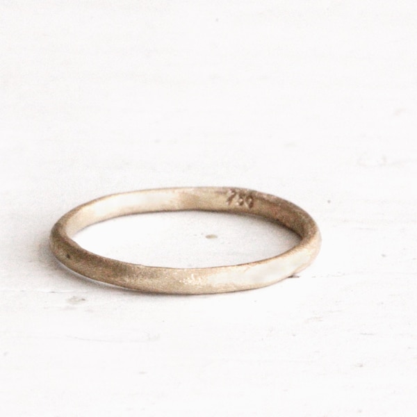 Rustic wedding ring. 18k gold. Sophie.