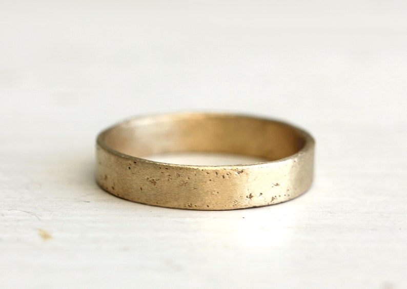 A simple wedding band. 18k. Big Lulu image 2