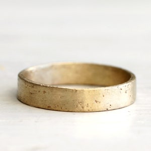 A simple wedding band. 18k. Big Lulu image 1