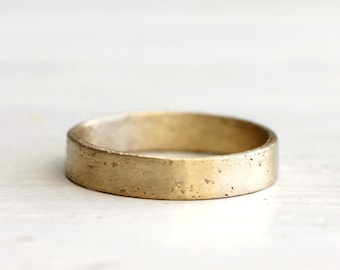 A simple wedding band. 18k. Big Lulu