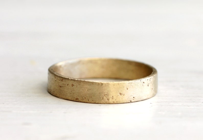 A simple wedding band. 18k. Big Lulu image 1