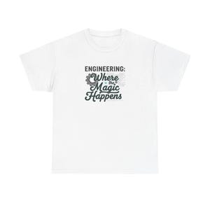 Könnte beinhalten: Weißes T-Shirt mit dem Text "ENGINEERING: Where the Magic Happens" in Dunkelgrün. Das Design beinhaltet ein Zahnrad. Das Shirt besteht aus einem weichen, bequemen Material.