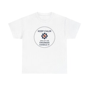 Könnte beinhalten: Weißes T-Shirt mit einem kreisförmigen Grafikdesign mit Zahnrad und Schraubenschlüssel sowie dem Text "KEEP CALM AND LET THE ENGINEER HANDLE IT". Das Design ist in Marineblau und Orange gehalten.