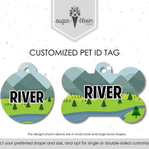 Op de afbeelding: Aangepaste huisdier-ID-tags met een berg- en rivierontwerp. De tags zijn verkrijgbaar in een cirkel- en botvorm. Het woord "RIVER" wordt op de tags weergegeven. De tags hebben een groen-blauw kleurenschema.