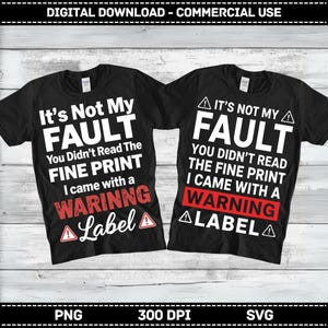 Puede incluir: Dos camisetas negras con texto blanco y rojo. El texto de las camisetas dice "It's Not My FAULT, You Didn't Read The FINE PRINT, I came with a WARNING Label". Las camisetas son una descarga digital.