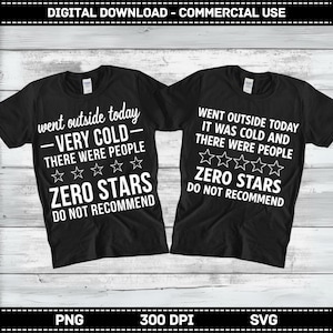以下が含まれることがあります： 白文字の黒いTシャツ2枚。1枚は「went outside today - VERY COLD - THERE WERE PEOPLE ZERO STARS DO NOT RECOMMEND」と書かれています。もう1枚は「WENT OUTSIDE TODAY IT WAS COLD AND THERE WERE PEOPLE ZERO STARS DO NOT RECOMMEND」と書かれています。