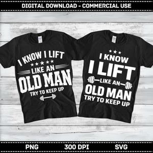 Könnte beinhalten: Zwei schwarze T-Shirts mit dem Text "I KNOW I LIFT LIKE AN OLD MAN TRY TO KEEP UP" in Weiß. Die Shirts haben einen Rundhalsausschnitt und kurze Ärmel. Der obere Teil des Bildes lautet "DIGITALER DOWNLOAD - KOMMERZIELLE NUTZUNG".