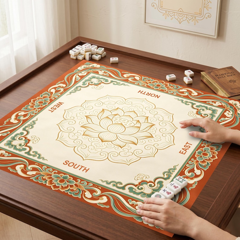 Anpassad Lotus Mahjongmatta, Asiatisk Blommönster, Halkfri Spelplan i Gummi, Elegant Retrodekor, Present till Mahjongspelare, Mahjongtillbehör bild 2