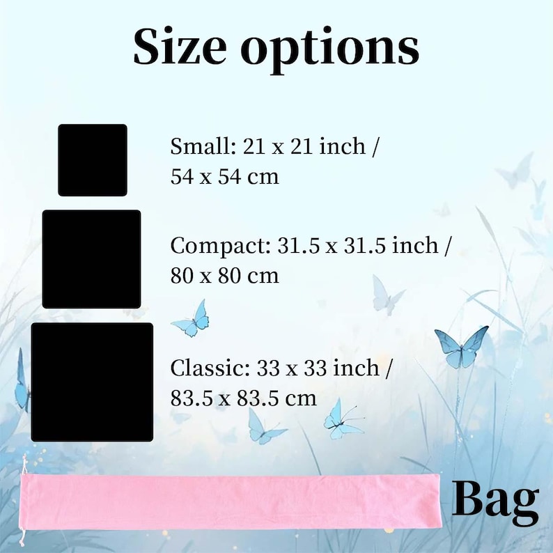 Puede incluir: Una tabla de opciones de tama&ntilde;o con tres cuadrados negros etiquetados como Small 54 x 54 cm, Compact 80 x 80 cm y Classic 83.5 x 83.5 cm. Debajo, se muestra una bolsa rosa larga. El fondo presenta ilustraciones de mariposas azul claro.
