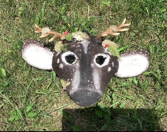 Máscara theirana de ciervo axis con musgo