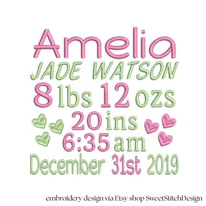 Puede incluir: Dise&ntilde;o bordado con el nombre "Amelia", seguido de "JADE WATSON", detalles de nacimiento: 3,6 kg, 50,8 cm, 6:35 am, 31 de diciembre de 2019. Acentos de corazones rosas y verdes.