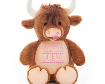 Peluche de vaca de las Tierras Altas personalizado con bordado de estadísticas de nacimiento