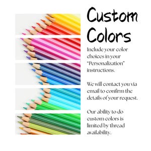 Puede incluir: Imagen con l&aacute;pices de colores dispuestos en gradiente. El texto "Colores personalizados" se muestra, junto con instrucciones para incluir las opciones de color en las instrucciones de personalizaci&oacute;n. Tambi&eacute;n se menciona la confirmaci&oacute;n por correo electr&oacute;nico y la disponibilidad del hilo.