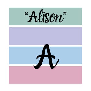 Puede incluir: Un dise&ntilde;o gr&aacute;fico con el nombre "Alison" en escritura negra sobre una gran letra "A" negra. El fondo est&aacute; dividido en cuatro franjas horizontales de colores pastel: verde menta, lavanda, azul claro y rosa.