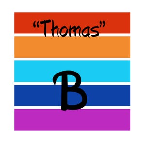 Puede incluir: Dise&ntilde;o gr&aacute;fico con rayas horizontales rojas, naranjas, turquesas, azules y moradas. La palabra "Thomas" est&aacute; escrita en negro sobre una gran letra "B" negra. El dise&ntilde;o est&aacute; sobre un fondo blanco.