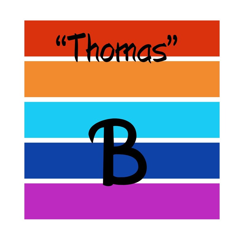 Puede incluir: Dise&ntilde;o gr&aacute;fico con rayas horizontales rojas, naranjas, turquesas, azules y moradas. La palabra "Thomas" est&aacute; escrita en negro sobre una gran letra "B" negra. El dise&ntilde;o est&aacute; sobre un fondo blanco.
