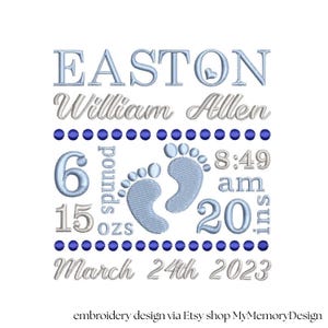 Puede incluir: Dise&ntilde;o bordado con el nombre "EASTON" y detalles de nacimiento: William Allen, 2,7 kg, 50,8 cm, 8:49 am, 24 de marzo de 2023. Presenta huellas azules y elementos decorativos.