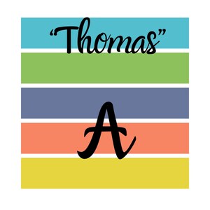 Puede incluir: Un dise&ntilde;o gr&aacute;fico colorido con rayas horizontales en tonos azul, verde, morado, coral y amarillo. El nombre "Thomas" est&aacute; escrito en escritura negra sobre una gran letra "A" negra.