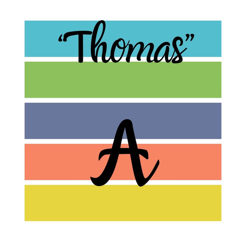 Puede incluir: Un dise&ntilde;o gr&aacute;fico colorido con rayas horizontales en tonos azul, verde, morado, coral y amarillo. El nombre "Thomas" est&aacute; escrito en escritura negra sobre una gran letra "A" negra.
