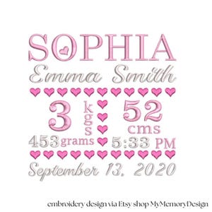 Puede incluir: Dise&ntilde;o bordado en rosa con el nombre "SOPHIA" y "Emma Smith". Detalles de nacimiento: 3 kg, 52 cm, 453 gramos, 17:33 y la fecha 13 de septiembre de 2020. Adornado con corazones rosas.