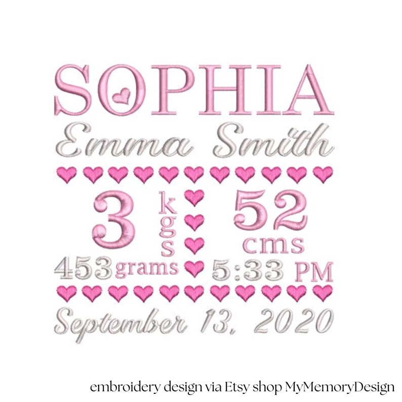 Puede incluir: Dise&ntilde;o bordado en rosa con el nombre "SOPHIA" y "Emma Smith". Detalles de nacimiento: 3 kg, 52 cm, 453 gramos, 17:33 y la fecha 13 de septiembre de 2020. Adornado con corazones rosas.