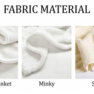 Może przedstawiać: Obraz przedstawia trzy rodzaje tkanin: Fleece Blanket, Minky i Sherpa. Tkaniny Fleece Blanket i Minky są białe i puszyste, natomiast tkanina Sherpa ma białą, gładką stronę i beżową, teksturowaną stronę. U g&oacute;ry znajduje się napis "FABRIC MATERIAL".
