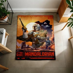 Może przedstawiać: Prostokątny dywan Star Wars: The Mandalorian z projektem w stylu plakatu. Grafika przedstawia Mandalorianina trzymającego broń, z Grogu i innymi postaciami na tle zachodu słońca. Dywan ma czerwoną obw&oacute;dkę ze słowami "Star Wars" i "Mandalorian".