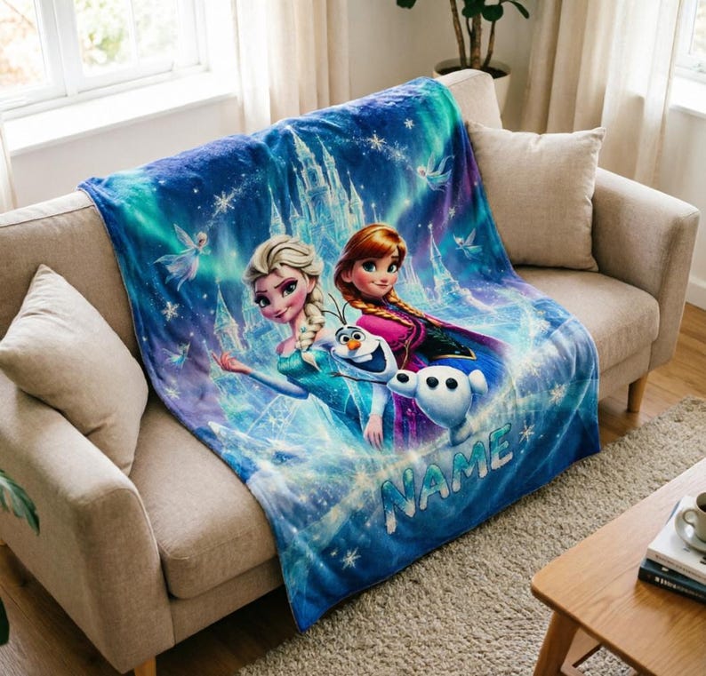 Puede incluir: Una manta de forro polar suave con una vibrante escena invernal en azul y morado con Elsa, Anna y Olaf de Frozen. El dise&ntilde;o incluye un castillo de hielo detallado, copos de nieve giratorios y la palabra NAME en letras grandes de color azul hielo.